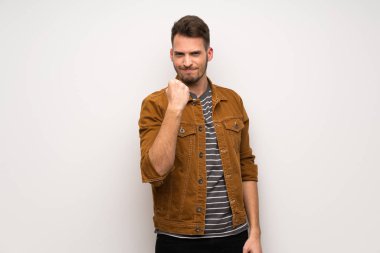 Yakışıklı adam kızgın hareketi ile beyaz duvar