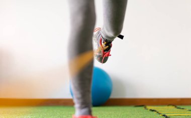 Genç kadın bir spor salonunda spor