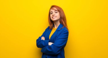 Genç Kızıl saçlı kadın ile geçti ve ileriye dönük kollu trençkot
