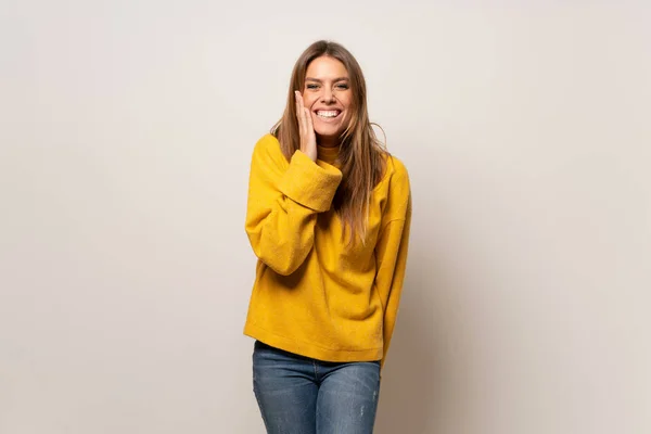 Donna Con Maglione Giallo Parete Isolata Con Sorpresa Espressione Facciale — Foto Stock