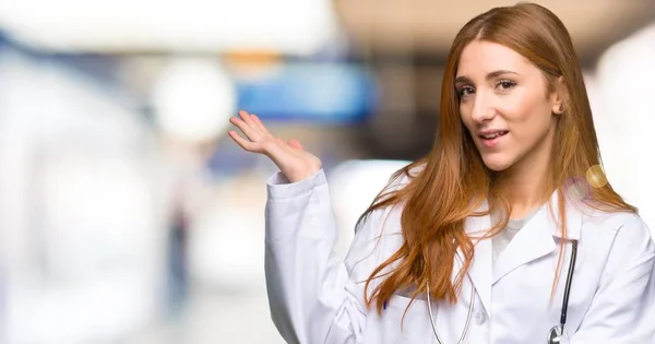 Ruiva Médico Mulher Estendendo Mãos Para Lado Para Convidar Para — Fotografia de Stock