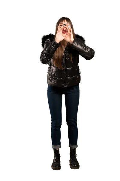 メガネ叫び 何かが発表された女性のフルレングス ショット — ストック写真