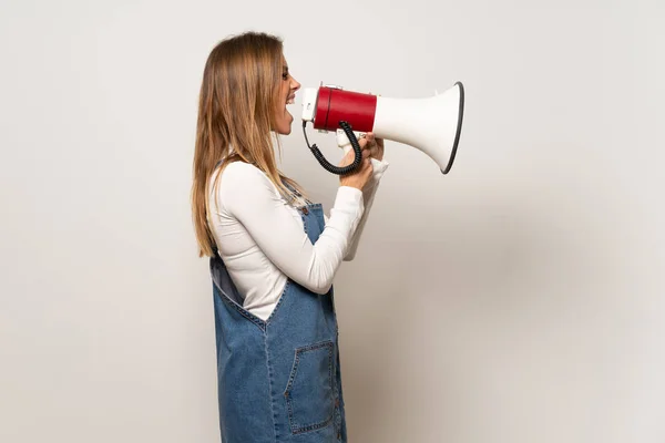 Mooie Vrouw Geïsoleerde Witte Muur Schreeuwen Door Een Megafoon Kondigen — Stockfoto