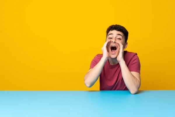 Jonge Man Met Kleurrijke Muur Tabel Schreeuwen Aankondiging Van Iets — Stockfoto