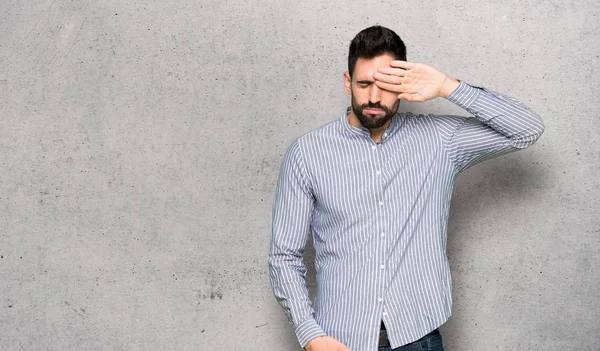 Elegante Hombre Con Camisa Con Expresión Cansada Enferma Sobre Pared —  Fotos de Stock