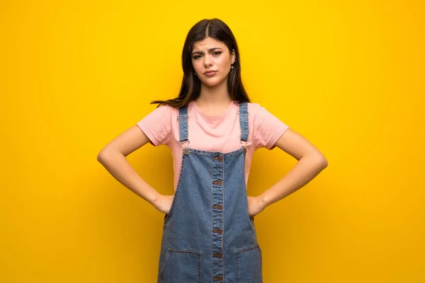 Teenager Girl Yellow Wall Angry — Stock Photo, Image