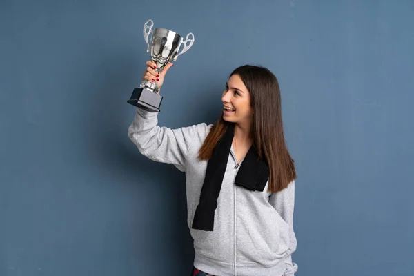 Giovane donna sportiva in possesso di un trofeo — Foto Stock