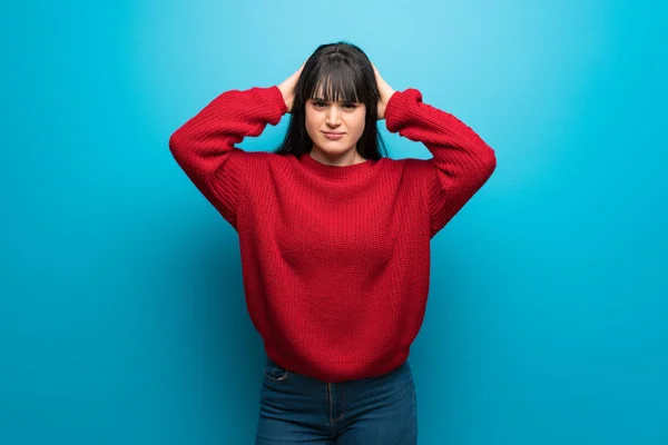 Vrouw Met Rode Trui Blauwe Muur Gefrustreerd Handen Neemt Hoofd — Stockfoto