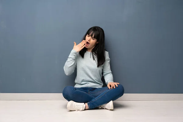 Frau Sitzt Gähnend Auf Dem Boden Und Deckt Weit Geöffneten — Stockfoto