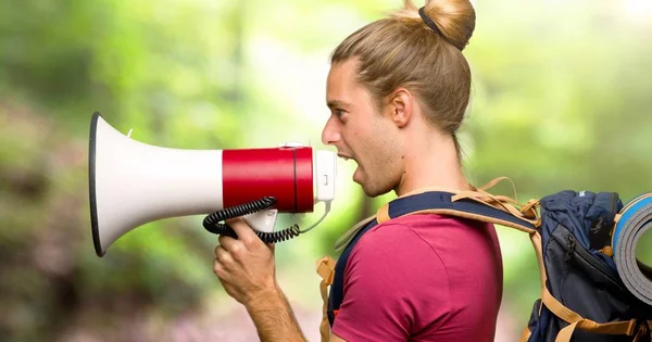 Caminhante Homem Com Mochileiro Montanha Gritando Através Megafone Para Anunciar — Fotografia de Stock