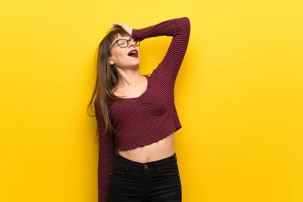 Mulher Com Óculos Sobre Parede Amarela Percebeu Algo Pretendendo Solução — Fotografia de Stock