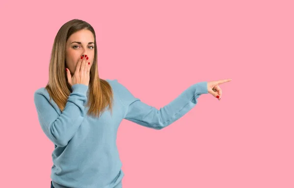 Mulher Loira Com Camisa Azul Apontando Dedo Para Lado Com — Fotografia de Stock