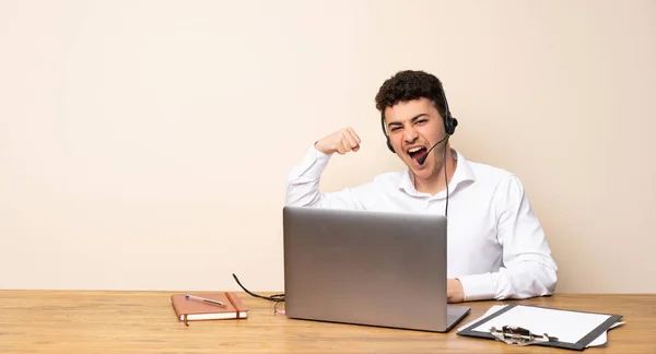 Hombre Telemarketer Haciendo Gesto Fuerte —  Fotos de Stock