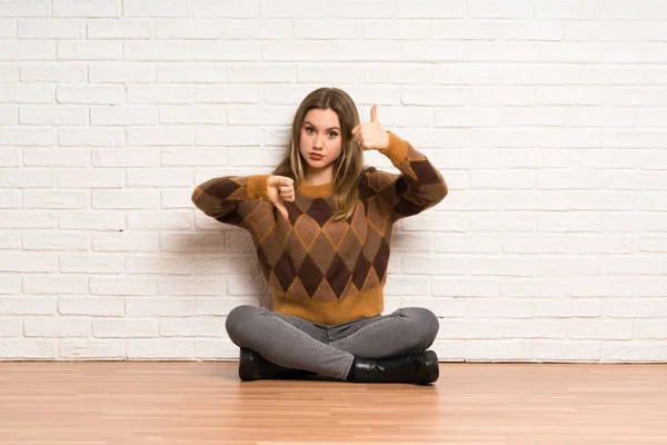 Tiener Meisje Zittend Vloer Maken Van Goed Slecht Teken Onbeslist — Stockfoto