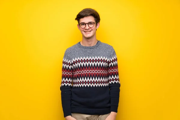 Adolescente Homem Sobre Parede Amarela Com Óculos Feliz — Fotografia de Stock
