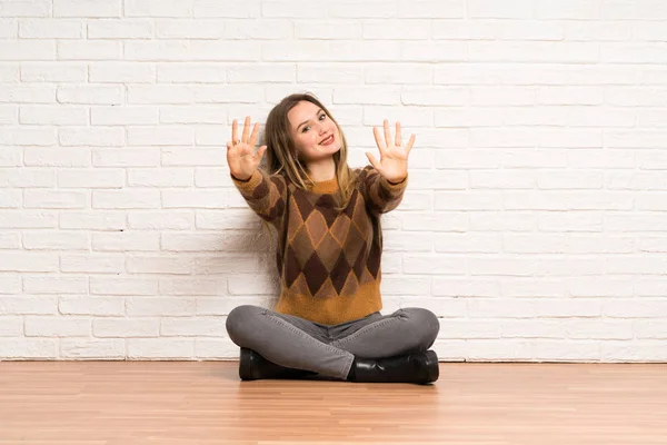 Έφηβος Κορίτσι Κάθεται Στο Πάτωμα Μετρώντας Εννέα Δάχτυλα — Φωτογραφία Αρχείου