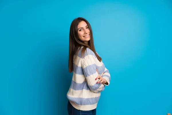 Jovem mulher sobre a parede azul — Fotografia de Stock