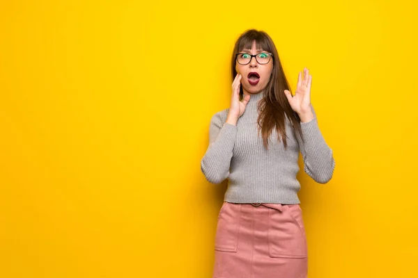 Donna Con Gli Occhiali Sopra Parete Gialla Sorpreso Scioccato Mentre — Foto Stock