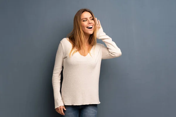 Mujer Rubia Sobre Fondo Gris Escuchando Algo Poniendo Mano Oreja — Foto de Stock