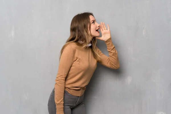Teenager Mädchen Über Strukturierte Wand Schreit Mit Weit Geöffnetem Mund — Stockfoto