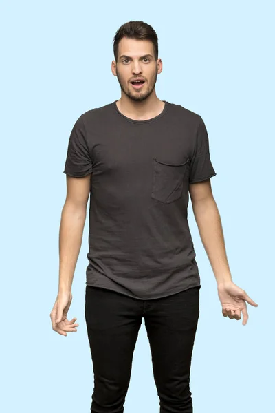 Homem Com Camisa Preta Com Expressão Facial Surpresa Sobre Fundo — Fotografia de Stock