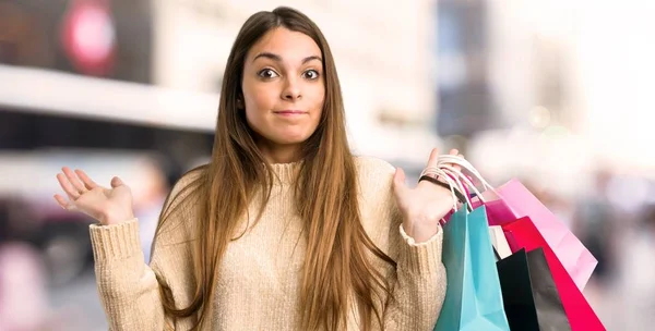 Chica Joven Con Bolsas Compras Que Tienen Dudas Levantar Las — Foto de Stock