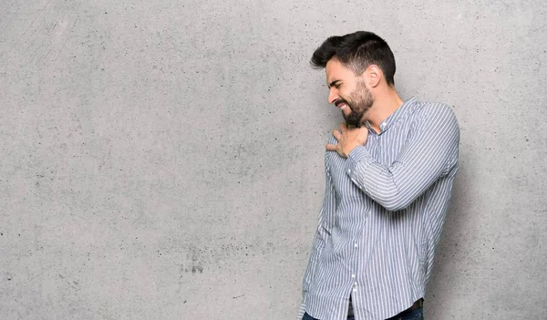 Elegante Hombre Con Camisa Sufriendo Dolor Hombro Por Haber Hecho —  Fotos de Stock