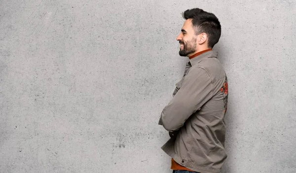 Handsome Man Beard Lateral Position Textured Wall — Stock Photo, Image