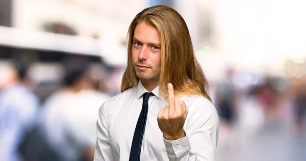 長い髪をホーン ジェスチャーで屋外で金髪の実業家 — ストック写真