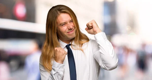 Hombre Negocios Rubio Con Pelo Largo Celebrando Una Victoria Aire —  Fotos de Stock