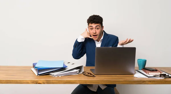 Uomo Affari Ufficio Che Gesti Telefonici Dubita — Foto Stock