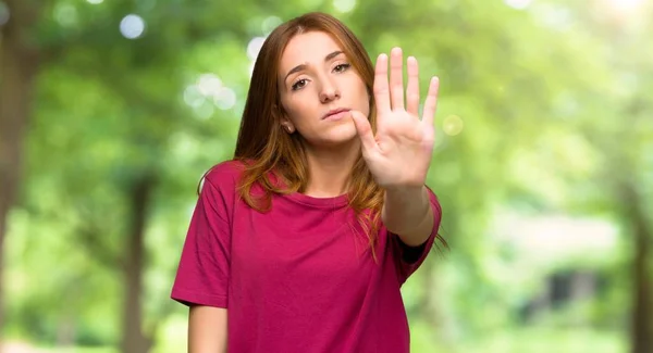 Jonge Roodharige Meisje Stop Gebaar Ontkennen Van Een Situatie Die — Stockfoto