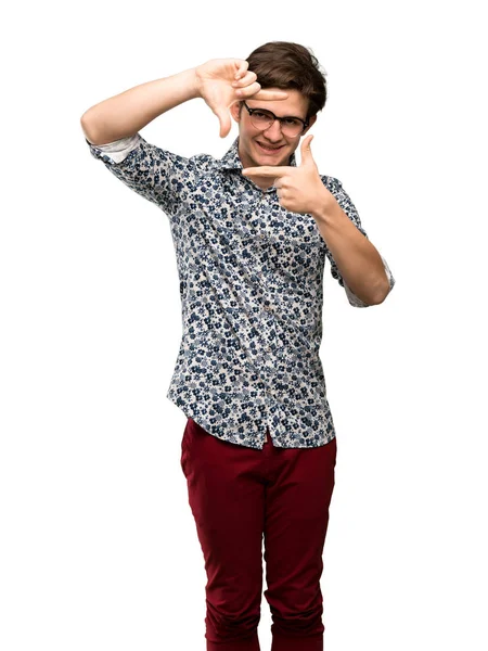 Teenager Mann Mit Blumenhemd Und Brille Gesicht Framing Symbol Über — Stockfoto