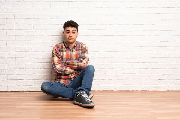 Mladý Muž Sedí Podlaze Pocit Žaludeční — Stock fotografie