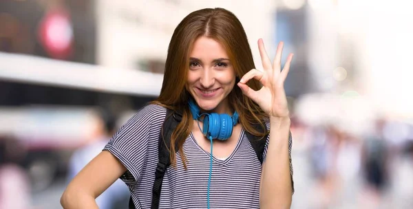 Pelirroja Estudiante Mostrando Signo Con Los Dedos Ciudad — Foto de Stock