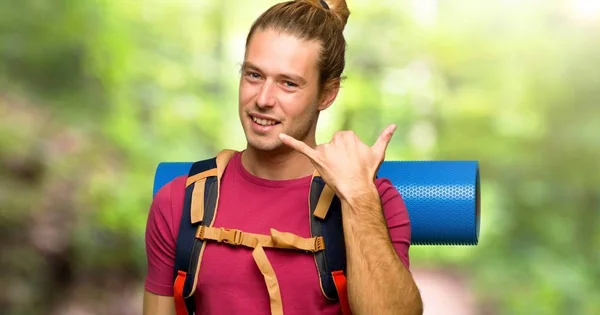 Escursionista Con Uno Zaino Spalla Montagna Che Gesto Telefonico Richiamami — Foto Stock