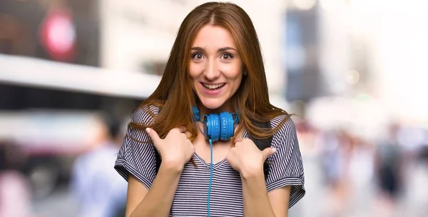 Redhead Student Woman Surprise Facial Expression City — Stock Photo, Image