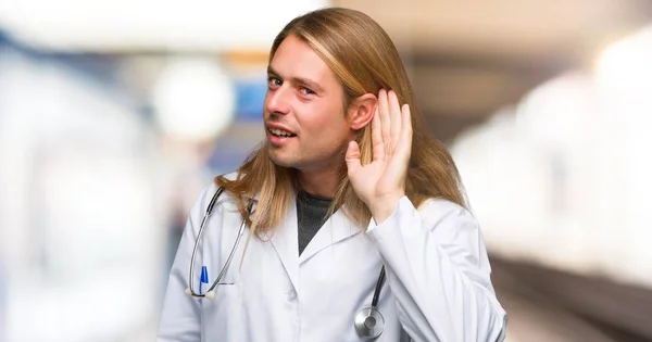 Arzt Hört Etwas Indem Krankenhaus Die Hand Auf Das Ohr — Stockfoto