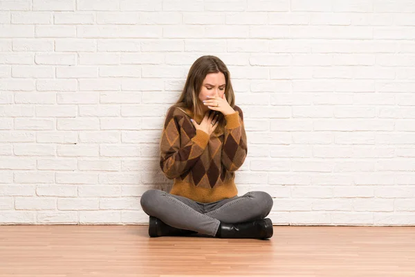 Tiener Meisje Zittend Vloer Lijden Met Hoest Gevoel Slecht — Stockfoto