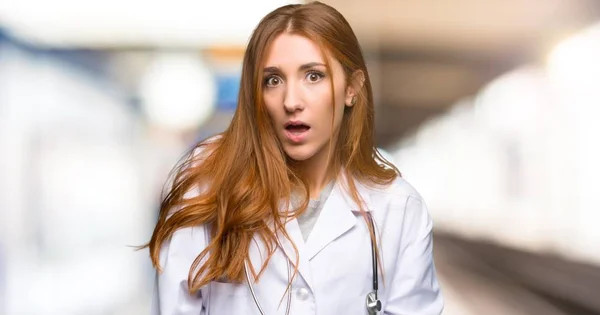 Vörös Hajú Orvos Meglepetés Döbbent Arckifejezés Kórházban — Stock Fotó