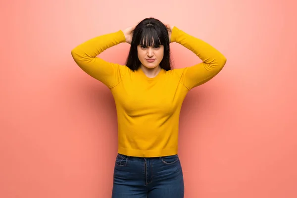 Vrouw Met Gele Trui Roze Muur Gefrustreerd Handen Neemt Hoofd — Stockfoto