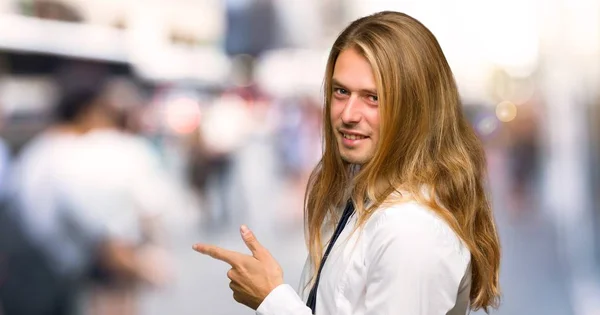 Blont Affärsman Med Långt Hår Pekande Finger Till Sidan Sidoläge — Stockfoto