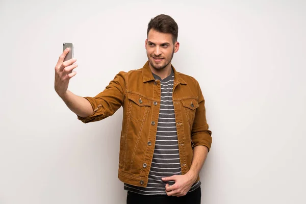 Schöner Mann Über Weiße Wand Macht Ein Selfie — Stockfoto