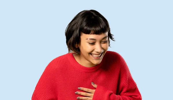Chica Pelo Corto Con Suéter Rojo Sonriendo Mucho Sobre Fondo —  Fotos de Stock