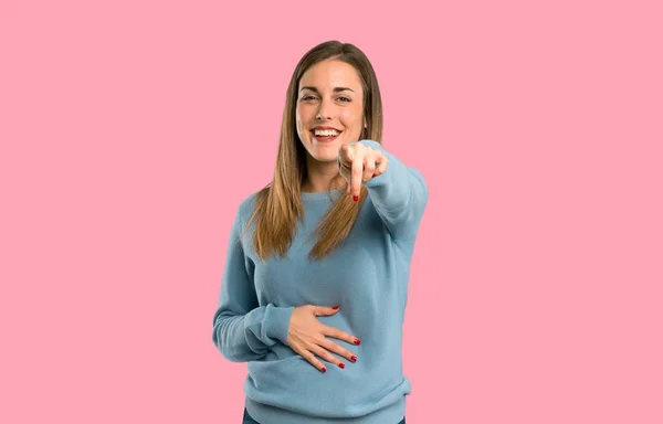 Mulher Loira Com Camisa Azul Apontando Com Dedo Para Alguém — Fotografia de Stock