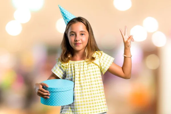 Dziewczynka Przyjęcie Urodzinowe Posiadający Dar Uśmiechnięty Wyświetlono Zwycięstwo Zarejestruj Nieostre — Zdjęcie stockowe