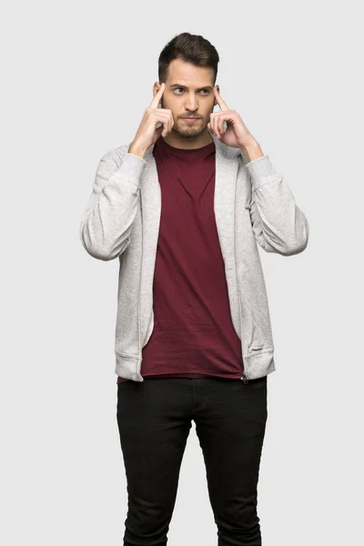 Man Met Sweatshirt Twijfels Denken Grijze Achtergrond — Stockfoto