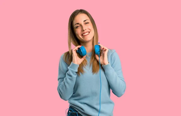 Blondýnka Modrou Košili Sluchátky Izolované Růžové Pozadí — Stock fotografie