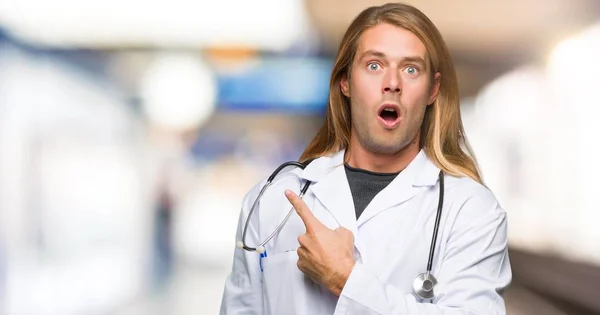 Orvos Ember Meglepett Rámutatva Oldalán Kórházban — Stock Fotó