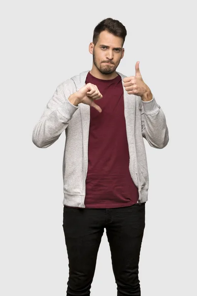 Man Met Sweatshirt Maken Van Goed Slecht Teken Onbeslist Tussen — Stockfoto